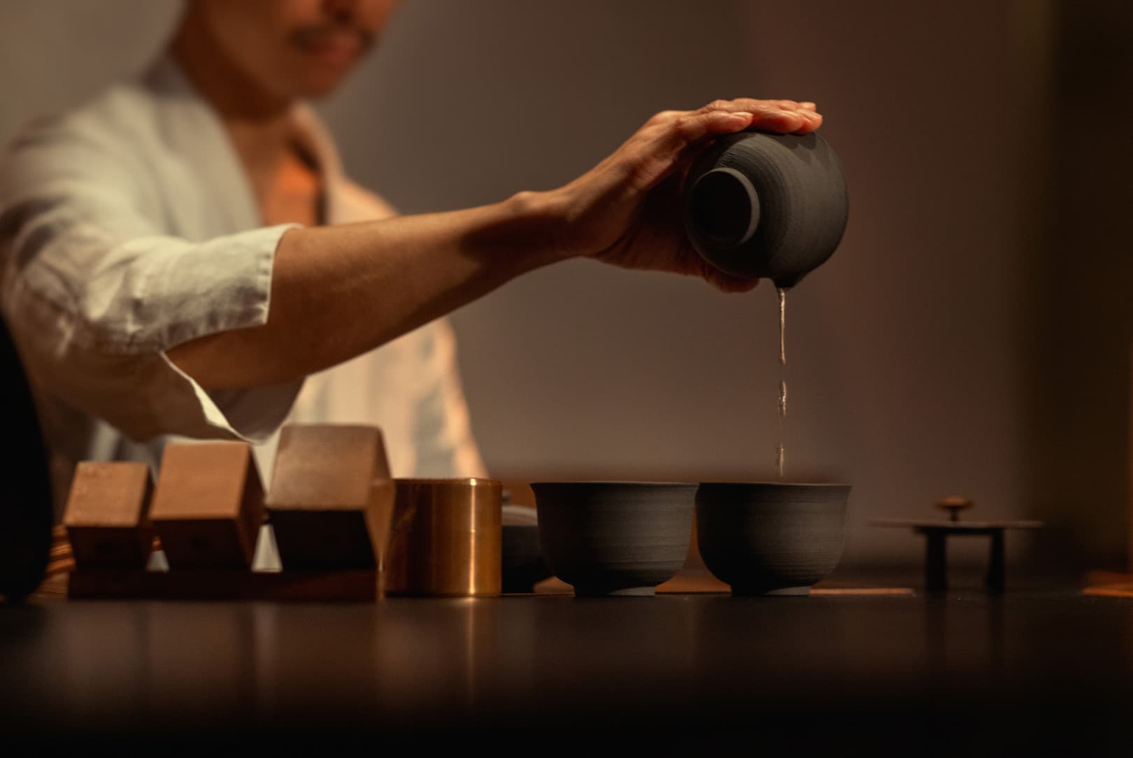 agobay NS 001 ogata paris 2L0A4222 tea master pours you a cup of tea ever so slowly, patiently waiting for the very last drop to come out of the pot